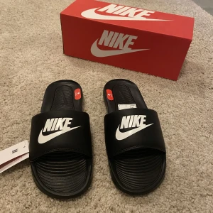 Nike tofflor - Nypris 300kr Aldrig använda  Strl 41