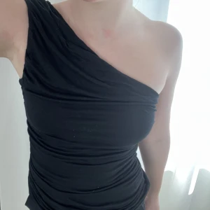 Off shoulder topp strl S - Svart off shoulder topp, tyget är rynkat (syns på bild 1), men den sitter tight som modellen ska. Vid frågor eller fler bilder skriv gärna till mig🤍🌸