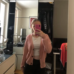 Cardigan  - Jag säljer min fina rosa cardigan ifrån lager 157 i storlek s💖💗