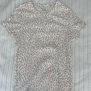Blommig t shirt - Köpt på monki men tyvärr inte kommit till användning 