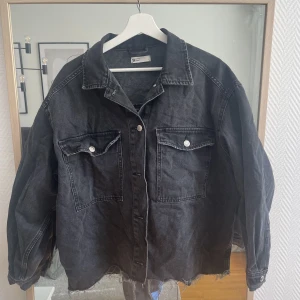 Jeansjacka - Jeansjacka från Gina Tricot, behöver strykas! Annars i fint skick, använd en sommar. 