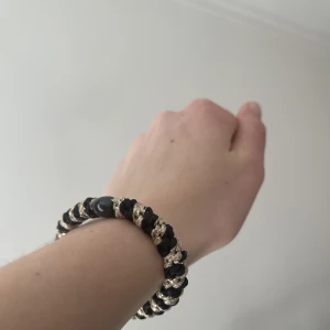 KNEKKI armband - fint armband från KNEKKI i guld, aldrig använt, passar till allt💞