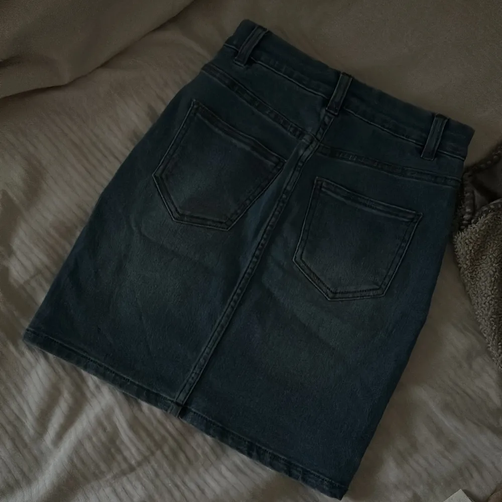 Säljer denna fina jeans kjolen i storlek xs. Säljer för jag inte använder den, använt typ en gång. Kjolar.