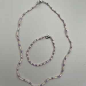 Egetgjort armband och halsband - Egetgjort armband och halsband😊går att köpa enskilt om man inte skulle vilja ha båda💕bara att skriva för fler bilder om så önskas🫶🏻 40kr + frakt för båda 20kr för armband 25kr för halsband 