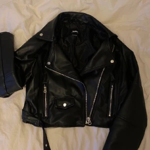 Skinn jacka - Super snygg skinn jacka använd ett 10 tals gånger endast, fixar bilder på vid intresse! Köpt för ca 500 (passar mig som är 173)