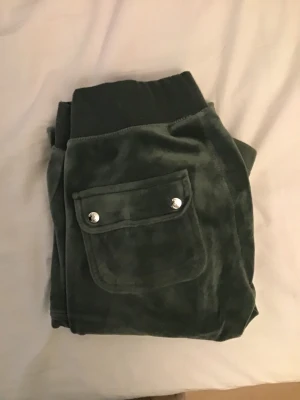 Juciy  - Säljer nu mina dark Moss juciy typ för 500~600 kronor säljer pga att på en utav snörrena har mental saken åkt av men har placerat någonting annat där annars i bra skick kan mötas upp eller skicka 🐣 allt tvättas innan de postas 