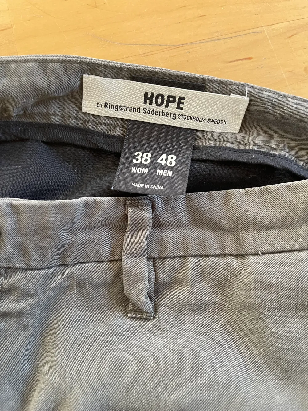 Två byxor i tunnare material från Hope. Fint skick. Perfekt nu under vår och sommar. Säljes som par. Strl 38/48 . Jeans & Byxor.