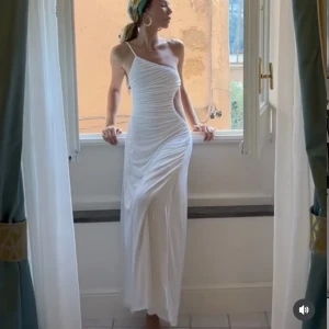 klänning - säljer min helt nya monaco dress från sndys the label (med lapp osv). köpt för över 1400 (pga tull) klänningen formar kroppen på ETT SÄTT 😭😭. otroligt fin men för liten på mig💔💔 storlek xs, skriv för fler bilder eller frågor!!💓💓💓 (SVART!)