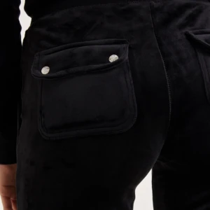 Juicy byxor. - Hej säljer mina Juicy byxor för 999kr. Har använts 4 gånger och eftersom jag gått upp i vikt så är de för små tyvärr. Storlek är S.