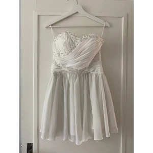 Klänning str S - Aldrig använd. Str S från Nelly. Dragkedja i sidan. 