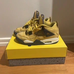 Jordan 4 Lightnig - Jordan 4 lightning in köpta för 3500kr. Säljer pga för små. Kan förhandla priset vid snabb affär.