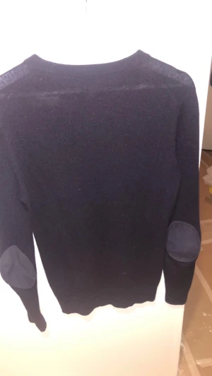 Cashmere tröja - En tröja från hm i 100% cashmere. OBS den är mörkt marinblå Litet hål på armen längst ned Nypris 1700kr