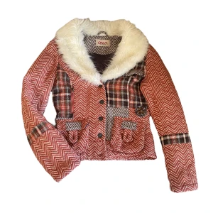 Höstjacka - Unik höst/vår jacka med päls och fina detaljer! Två fickor finns på framsidan och baksidan är täckt av broderade blommor och mönster🙌🏼😍Skriv privat vid intresse o frågor!🧡🧡🧡🧡