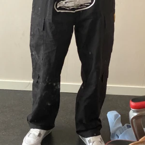 Corteiz cargo - Köpte byxorna ifrån Plick så är osäker om de är äkta eller inte. Jag kan tänka mig sänka priset vid en snabb affär. Fraktar över hela Sverige. Kan tänka mig o byta också. Stl XL men passar även dom som har på sig stl M