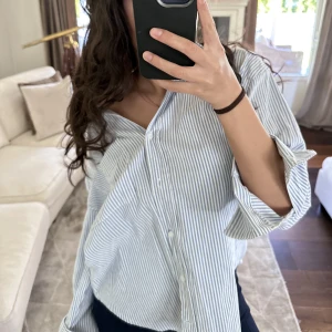 Skjorta från Zara - Extremt snygg skjorta från Zara. Passar dig som har från XS till Medium då du kan använda den på olika sätt. För dig som vill ha en skjorta med en blickfången färg på sommaren så är denna perfekt. Endast använd 1-2 gånger.  Först till kvarn paxar inte den