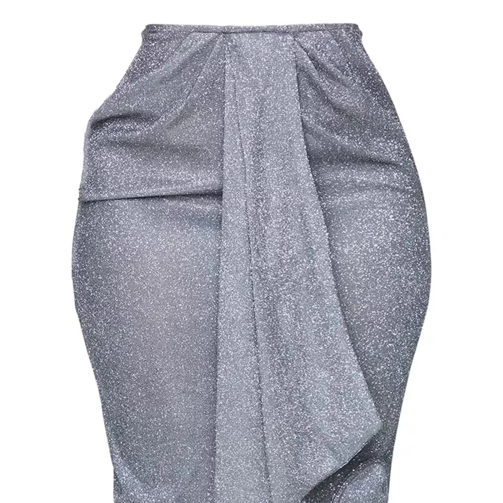 En glittrig kjol från Prettylittlething. Aldrig använd med prislappar på  . Kjolar.