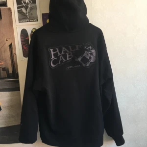 Vans halfcab hoodie! - Sparsamt använd halfcab hoodie!  Den e grym 