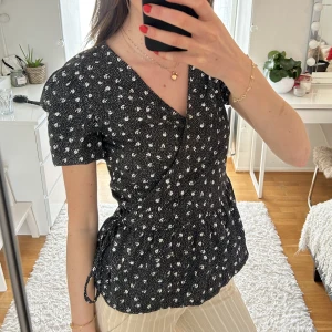 Blus - Såååå söt blus från JDY i storlek 36! Fint blommigt mönster på och har en snöre man knyter i midjan! Storleken kan alltså regleras och passar alla!