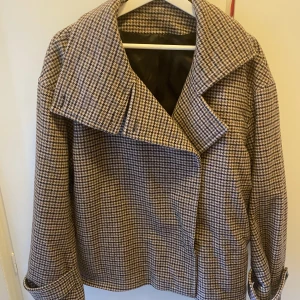 Arket kort trenchcoat - Säljer den fina, populära korta trenchcoat jackan från Arket! Gott skick, lagat hål i ena fickan. Stl 38