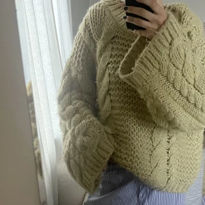 Stickad tröja  - Stickad tröja från nakd, köpt secondhand men inte använd särkilt mycket. Frakt står köparen för