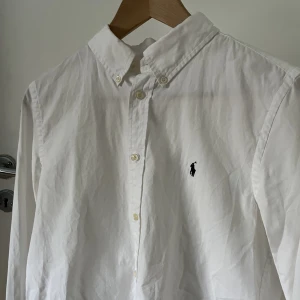 Ralph lauren skjorta - Ny pris: 1300kr.  Storlek M men passar även S. Nästan aldrig använd. Säljer eftersom den blev för liten nästan direkt.  Stryks och tvättas innan säljning.