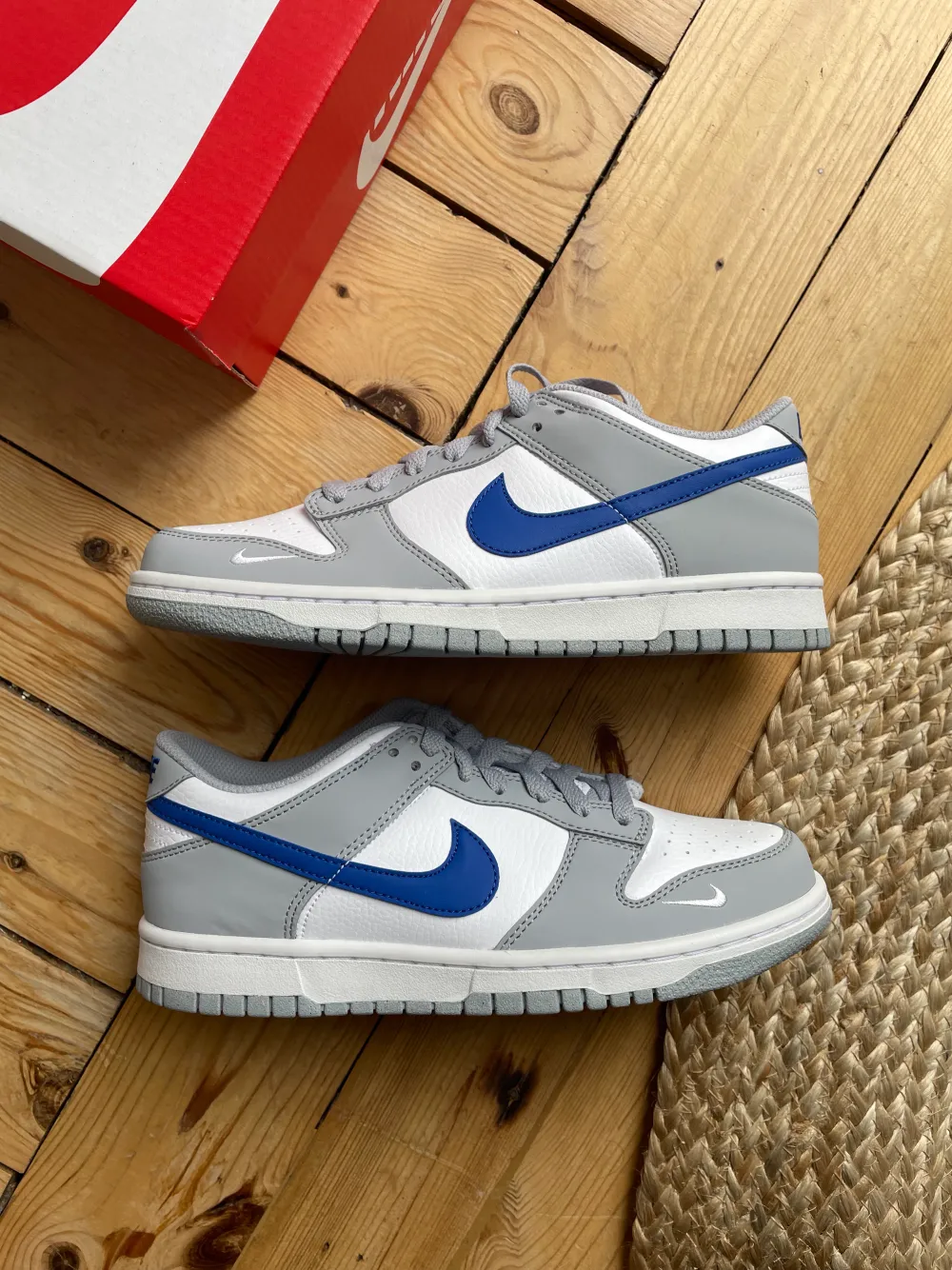 Säljer nu helt nya dunk low’s i storlekarna: 37.5 38 38.5 39 Alla par kommer med originalbox.  Pris: 1299kr/st  Skorna finns i Stockholm men kan självklart fraktas på köparens bekostnad.  Mvh . Skor.