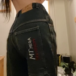baggy jeans - supersnygga baggy jeans med detaljer från märket Mega Division. Säljer pga lite för små för mig  tyvärr , Innerbenslängd 66cm, ytterbenslängd 98cm , midjemått 34cm tvärsöver