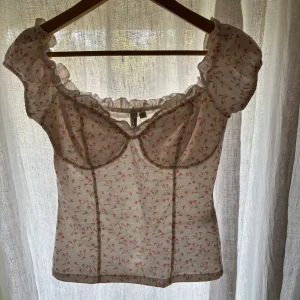Somrig blommig topp  - Super söt somrig topp i storlek S ifrån Nelly💕 Använd en gång!!