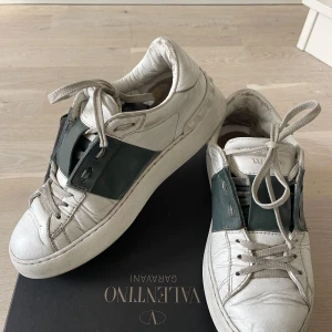 Valentino sneakers - Säljer mina valentino sneakers i mörkgrön! Använda en del men fortfarande i bra skick, orginalboxen finns fortfarande om man vill ha den❤️ stolek:38 nypris: 5000 köpta på NK💕 