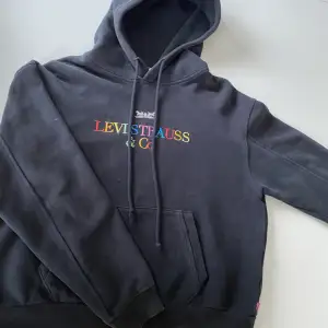 Jätte fin Levis hoodie, väldigt bra sick💞(smutset är på spegeln inte tröjan)
