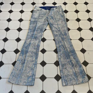 Lågmidjade Miss sixty byxor - Byxor från miss sixtys luxury kollektion. Säljer då de är väldigt långa på mig. Midjemått tvärs över 39cm innerbenslängd 85cm