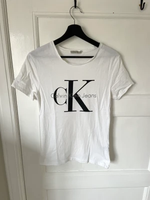 Vit T-shirt Calvin Klein - Fint skick. Inte använd särskilt många gånger, glömdes tyvärr bort i garderoben. 