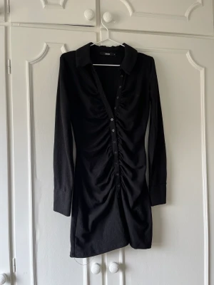 Klänning  - Klänning från BIKBOK med snygg figur. Stl S