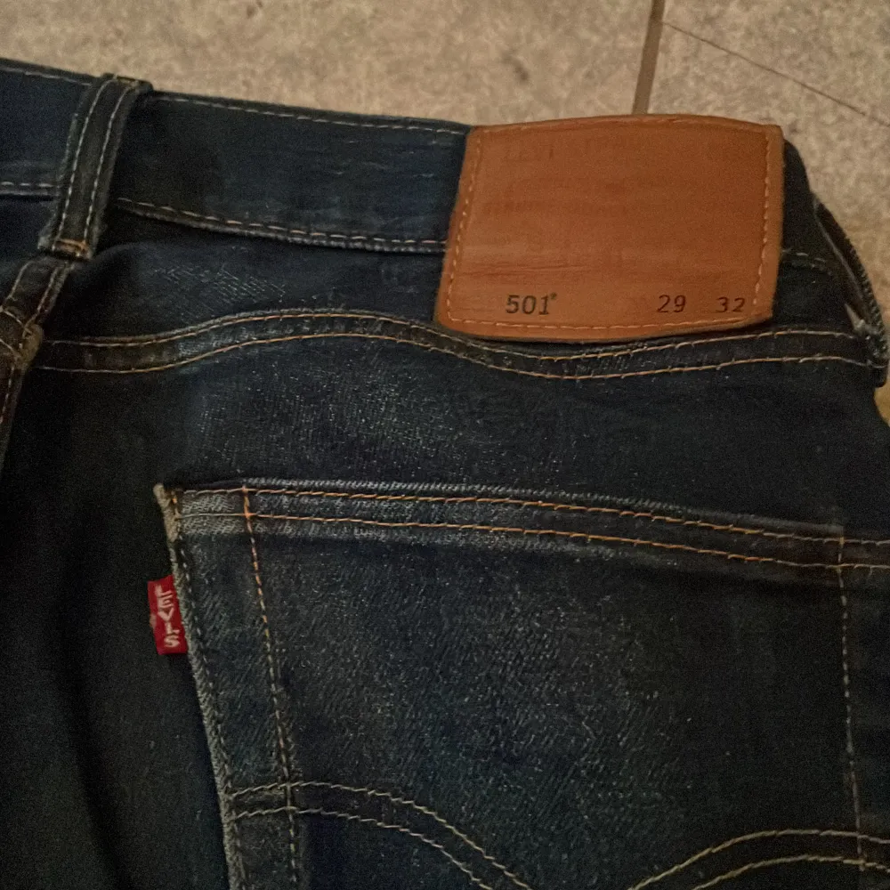 Säljer mina Levis jeans i färgen mörkblå. Använd fåtal gånger i bra skick.  Storlek W29 L32 Nypris 1049kr Mitt pris 350kr. Jeans & Byxor.