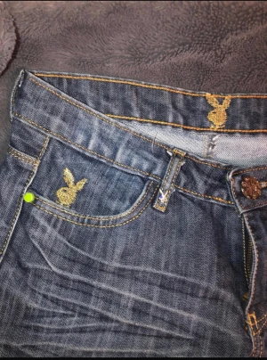 Playboy jeans  - Jättefina Playboy low waisted jeans som tyvärr sitter lite för små på mig som har storlek M/S men hade suttit bra på en S/XS. Har många Playboy detaljer som jag kan skicka bild på ifall man skriver till mig🥰❤️❤️nypris: cirka 900kr
