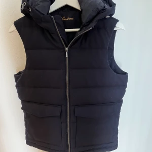 Stenströms väst - Stenströms väst, 10/10 skick använd fåtal gånger. Strl S passar M. Nypris 4100 köpt på nk.🔥