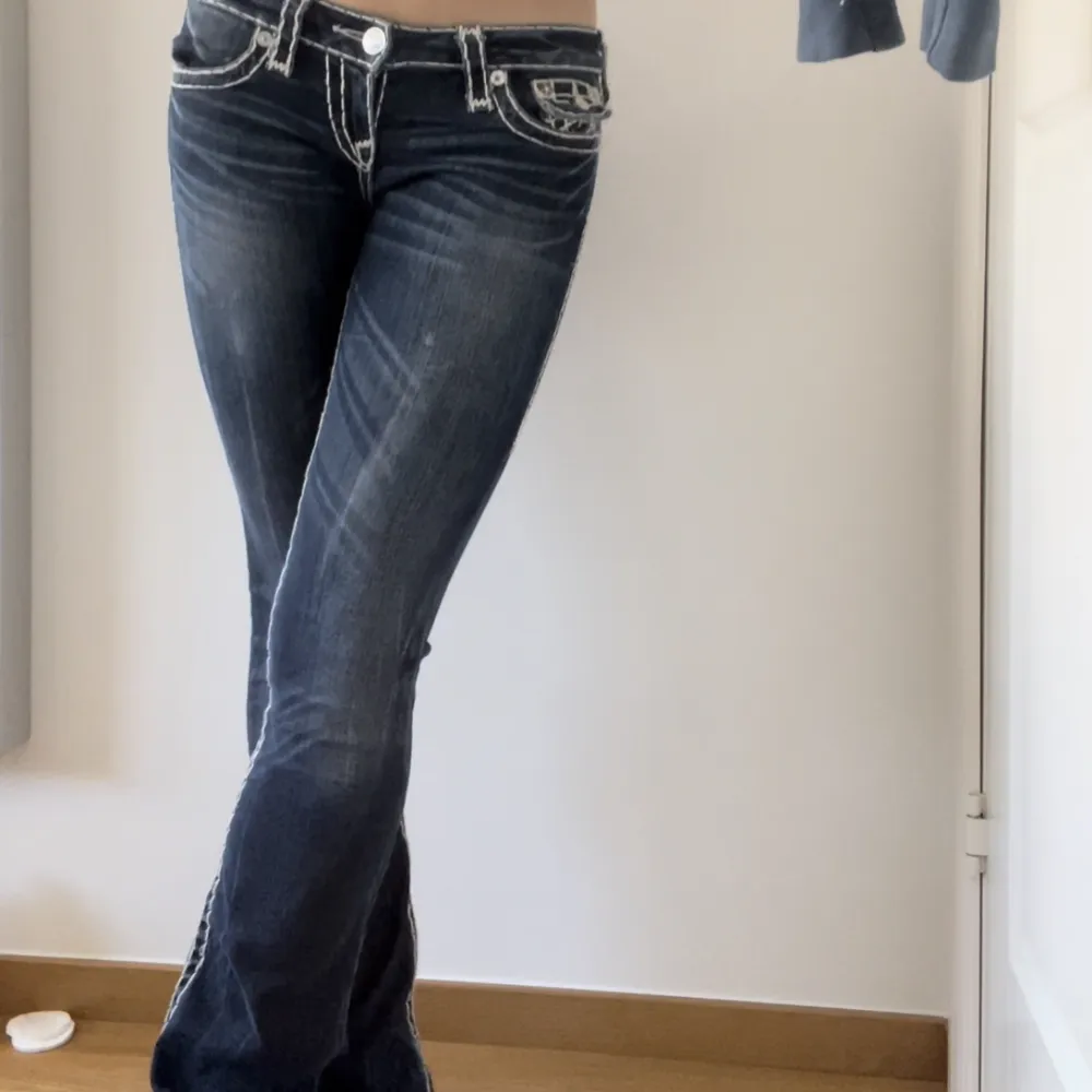 Så fina True Religion jeans som tyvärr är för små för mig😢De är i bra skick, men det finns ett hål (bild 3) inget man tänker på eller syns när man har på sig dom dock! De är i bootcut och lågmidjad modell. Midjemått: 38cm, Innerbensmåttet: 83cm.. Jeans & Byxor.