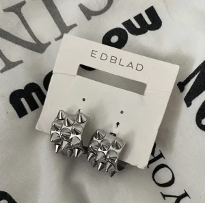 Edblad hoops spikar - Tja,  Jag säljer dessa as snygga och trendiga örhängen från edblad för halva priset❤️🤟 (priset är fast) helst mötas i stockholm eller postas inom sverige❤️om ni väljer att den ska postats ska NI betala för posten!     TRYCK EJ PÅ KÖP NU