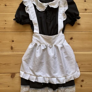 Maid dress - Sällan använd. Har tvättats och är som ny fast har en liten fläck på förklädet men syns knappt. Den har ett hjärtformat håll vid bröstkorgen