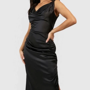 Svart balklänning  - säljer denna jätte fina svarta balklänning som är helt oanvänd! Säljer för att jag hitta en annan. Den är i silke och har en slits och öppen rygg! Super fin! Bläddra vidare och fråga om bilderna priv för dom får inte plats på inlägget så man ser hela ❤️