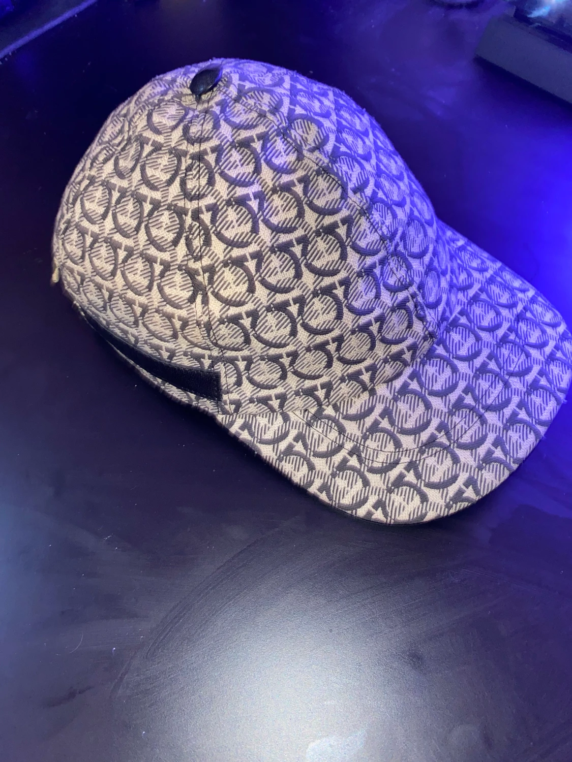 Ferragamo keps  byten funkar helst också 