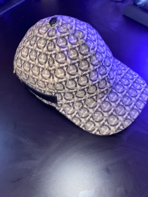 Ferragamo keps  byten funkar helst också  - Hej jag vill sälja min Ferragamo keps jag köpte den för 3500 SEK Och säljer den för 3200 SEK. Jag har använt den i drygt 1-2 månader nu. Den är i bra skick och inga somhälst fläckar eller skador den är i one size skriv gärna för fler bilder 