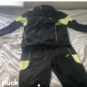 Hugo boss dress - Hugo boss dress, använd ett fåtal gånger. Skick 9/10. Köpt från johnells för 3000kr. Inget kvitto. Skriv för fler bilder om det behövs och priset kan diskuteras.