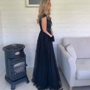 38 (insydd till 36) - Svart Balklänning från förra året säljes.  Klänningen är köpt på JJ house (art 192377) Det är en storlek 38 men är insydd så jag skulle säga att den passar 36. Går ju såklart att ta bort sömnen om man önskar. Bilderna på den blå är från JJ house hemsida. 