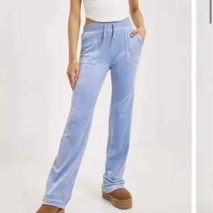 Blåa juicy conture byxor 💙 - Säljer dessa as fina juicy byxor i helt nytt skick använda runt 2-3 gånger skriv på dm för fler bilder osv 💙