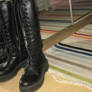 Skor  - Svarta kängor med snören. Varma och bekväma