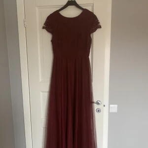 Balklänning  - Hej säljer nu min balklänning som jag hade när jag gick ut 9:an. Har ingen användning för den längre därför jag säljer den! Jag är 165cm ungefär och den är nästan precis till marken för mig. Den är vinröd. Skriv för mer bilder och information!🦋🩵 