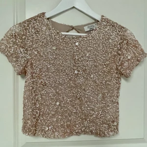 Topp🎀 - En glittrig topp med öppen rygg från gina tricot 🎀🥰🤏🏻