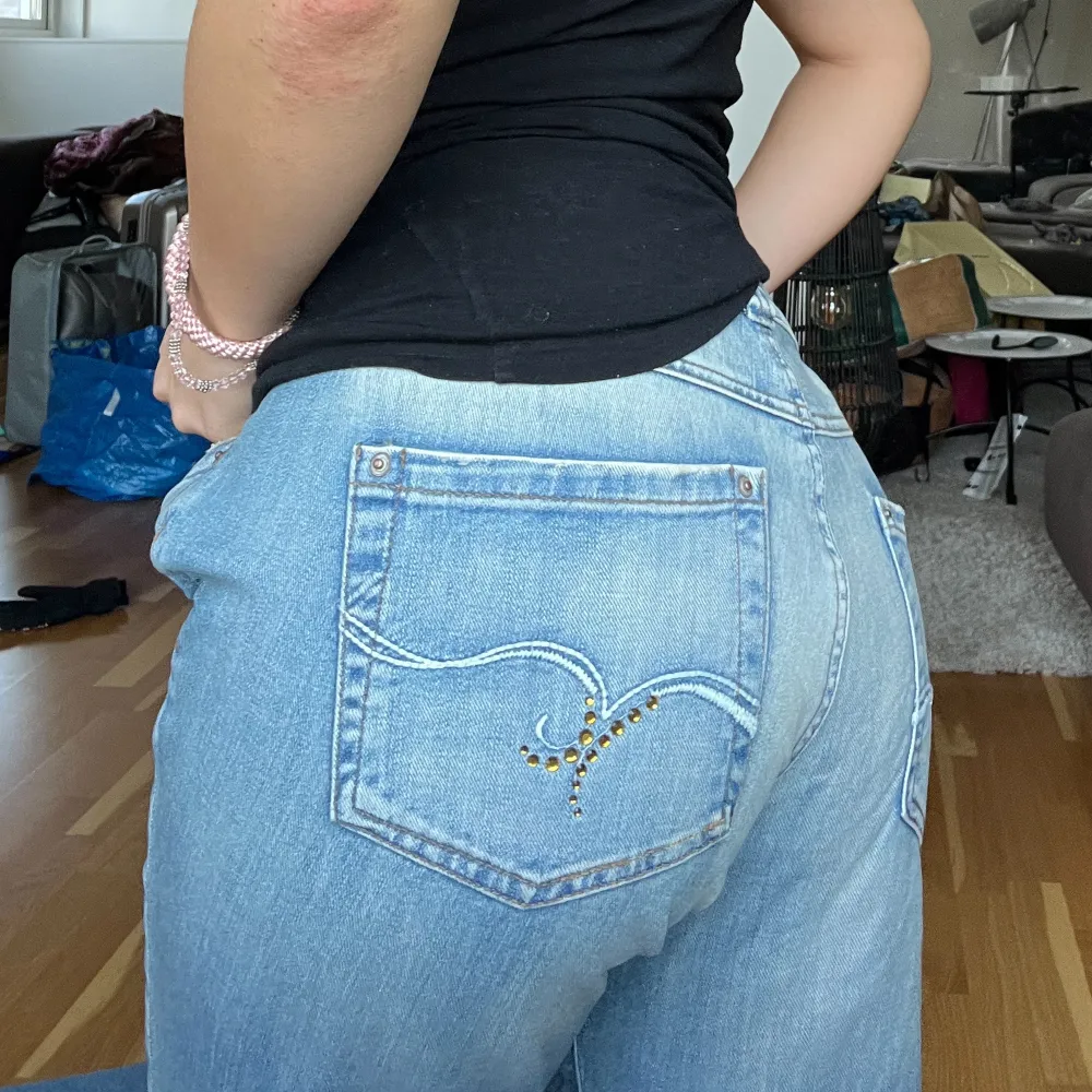 Otroligt snygga jeans som är vintage från Vero Moda ⚡️ Jeansen är aldrig använda (därav prislapp kvar) och är ifrån mina föräldrar’s gamla butik som dom ägde runt 2000-talet. Dessa passar någon som har 40, 38 eller 36, beroende på passform ⚡️nypris: 599kr. Jeans & Byxor.