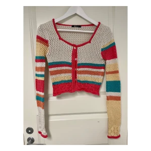 Stickad topp ☂️🌈 - En stickad topp från gina tricot i fint skick 🌺